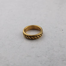 Load image into Gallery viewer, Gold Rope Band Ring