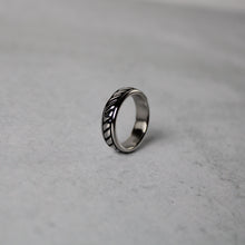 Load image into Gallery viewer, Silver Rope Band Ring