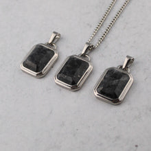 Load image into Gallery viewer, Silver Spectrolite Stone Pendant Necklace
